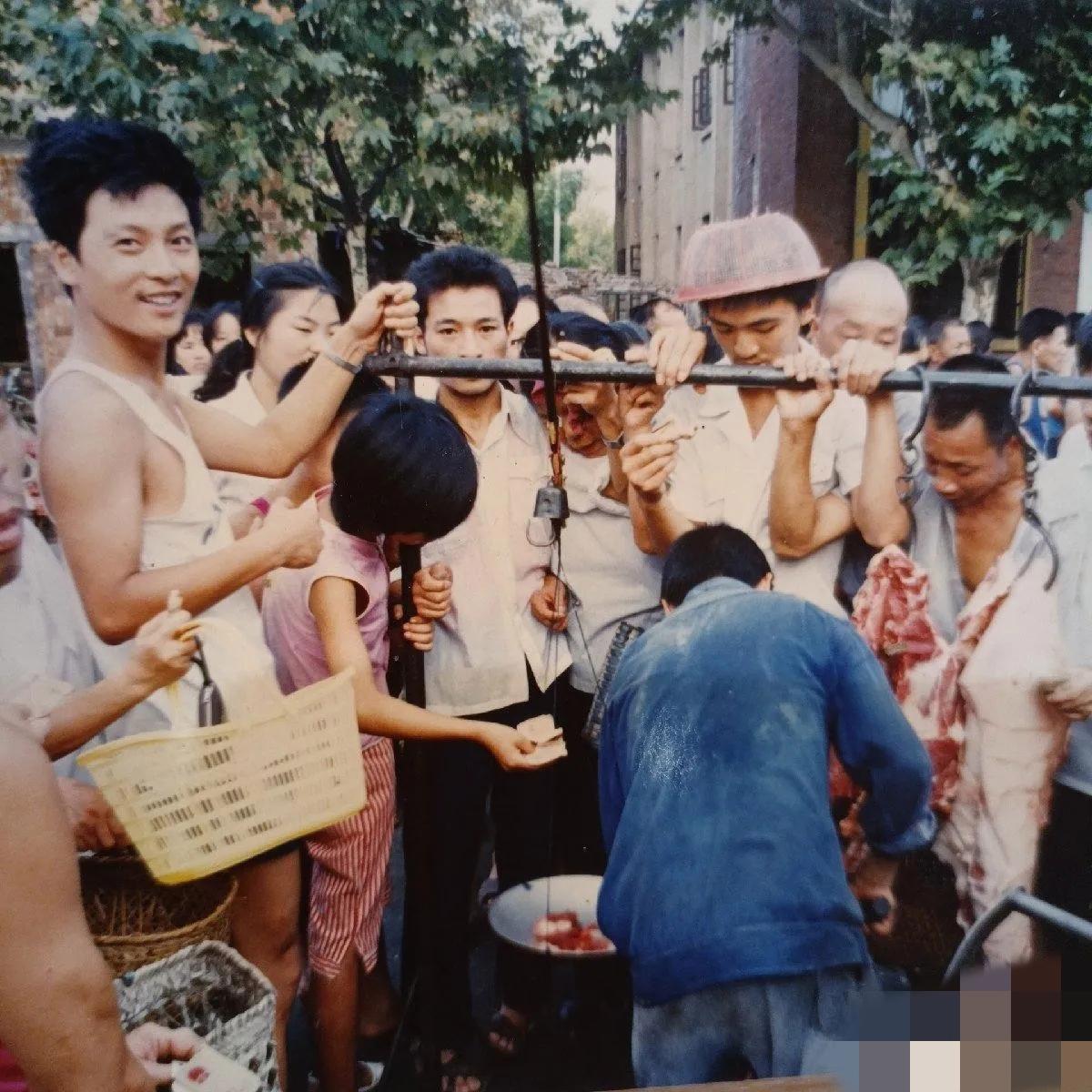 从“凭票吃肉”到“肉奶蛋自由”：中国畜牧业的三重蜕变