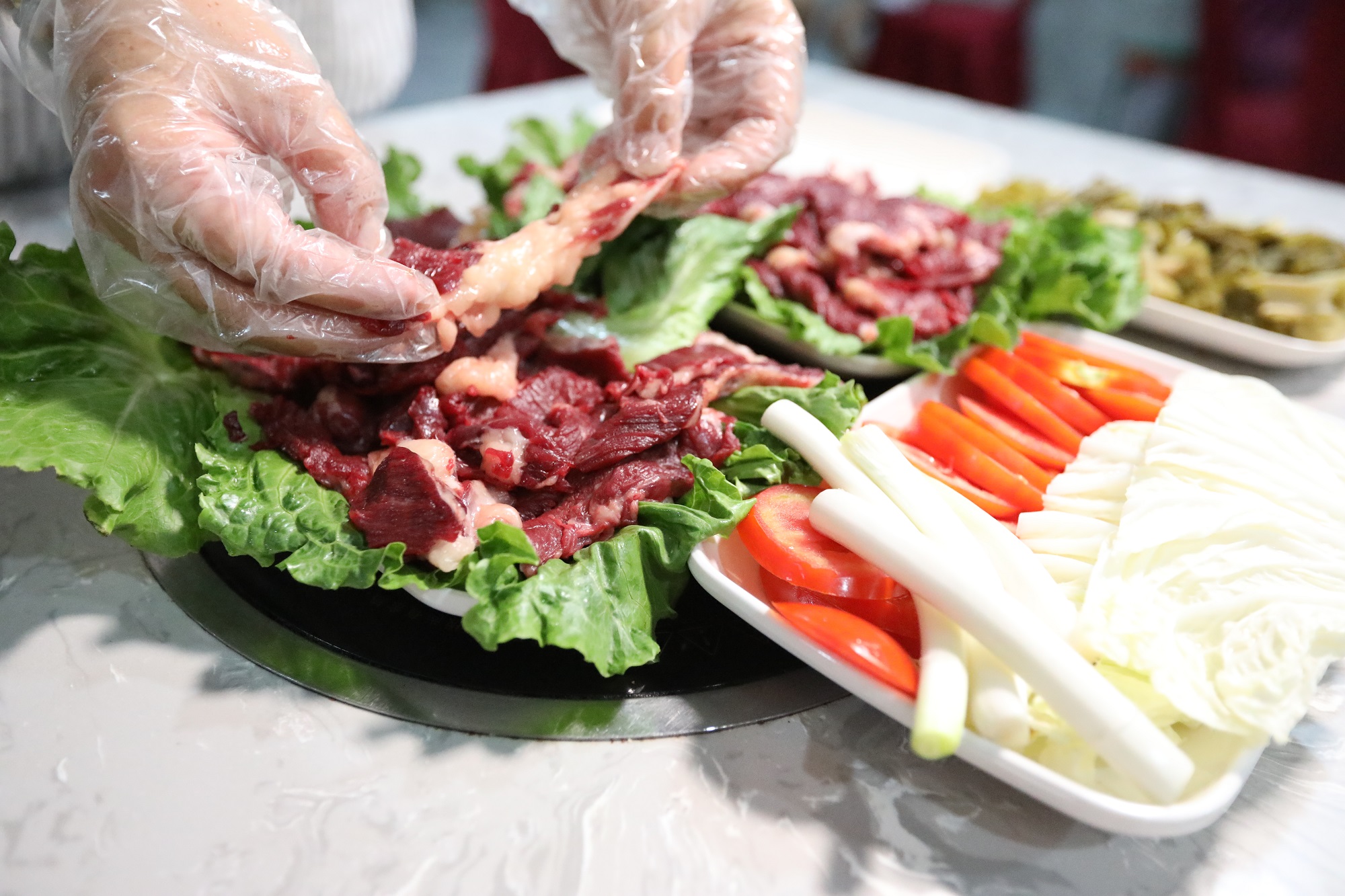 云南丘北八道哨乡：酸汤牛肉火锅，酸辣爽口焕活游客舌尖味蕾
