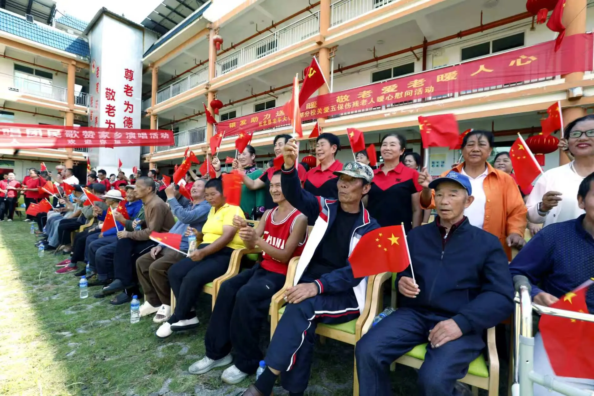 “中秋国庆”送暖润夕阳， 笔墨寄情颂家国